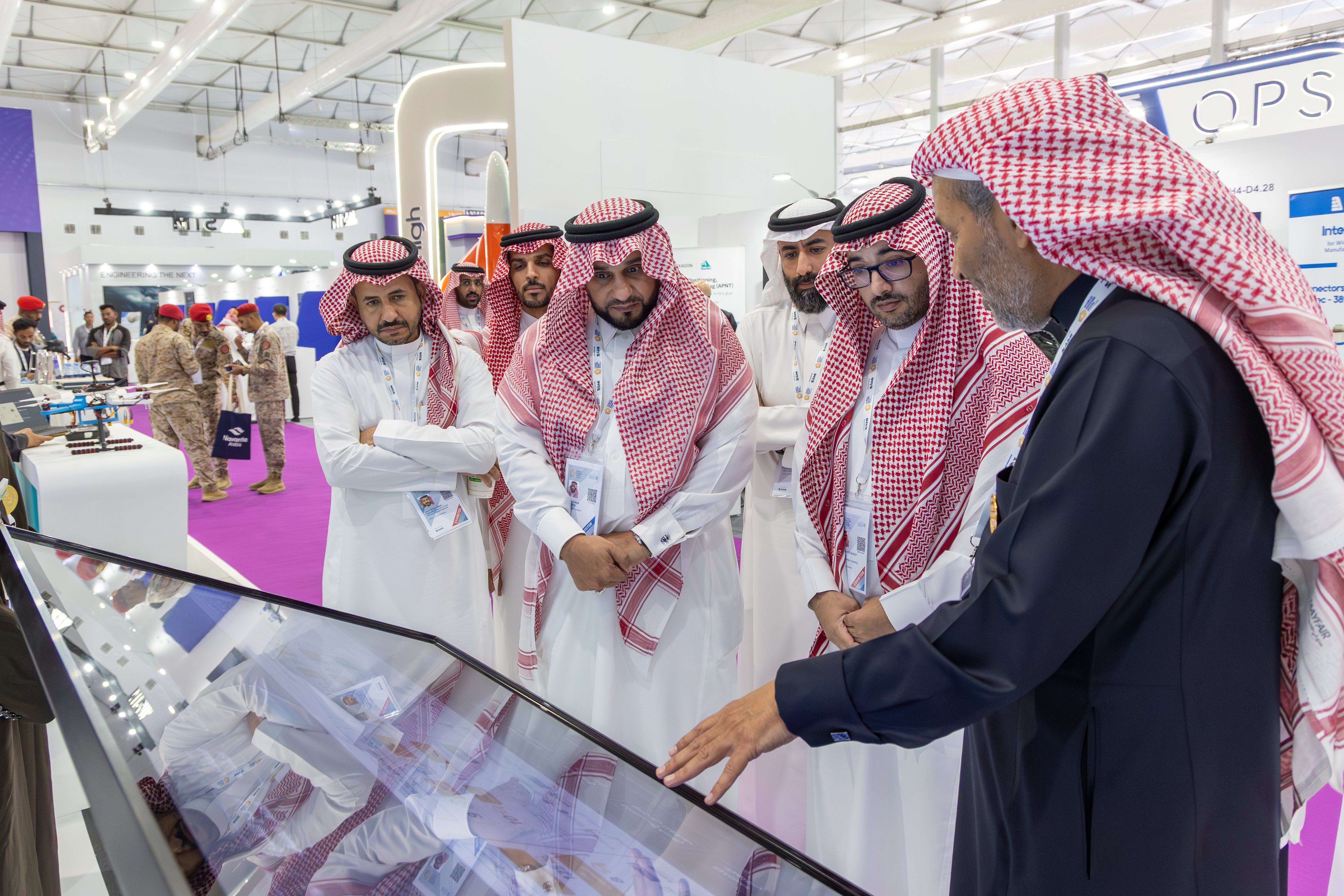 وكيل الجامعة للدراسات العليا والبحث العلمي يزور جناح الجامعة في معرض الدفاع العالمي 2026